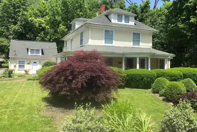 Image de Belle victorienne construite en 1912 \"The Brookside Manor\" Ă Berkeley Springs Wv