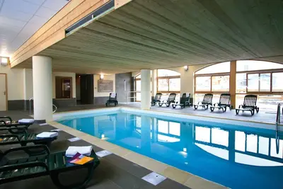 Image de Appartement spacieux style chalet près des pistes! Piscine + Sauna