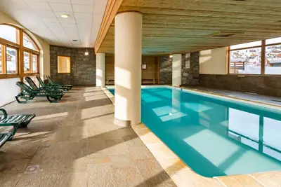 Image de Appartement chaleureux pour 6 près des pistes! Piscine + Sauna