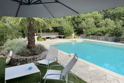 Image de Cottage indépendant avec une grande terrasse privée et piscine