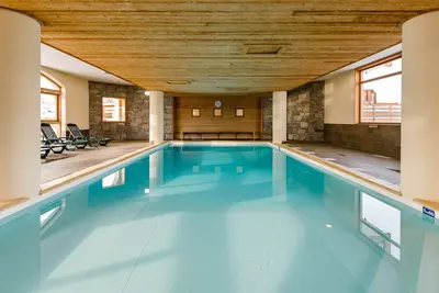 Image de Appartement effet chalet près des pistes | Piscine + Sauna!