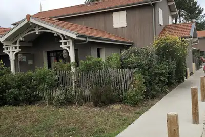 Image de Maison de vacances avec petit jardin.