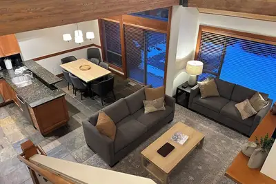 Whistler Village Luxury Townhome avec vue sur la montagne - 8 personnes