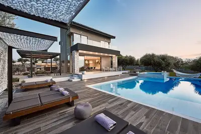 Image de Villa neuve de haute qualité avec piscine chauffée et pour enfants