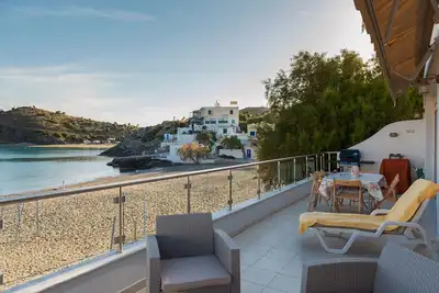 Modern Beach Front Condo Crète sud