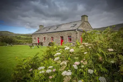 Image de 18c restauré. Coastguard's Cottage sur la rive de la magnifique estuaire de Kenmare