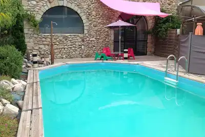 Image de Gîte de caractère avec piscine pour 4 personnes dont 2 enfants
