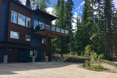 Image de Ski in Ski Out - 4 chambres / 3. 5 Townhome Bath Ă Kicking Horse Mountain Resort
