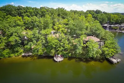 Image de Droite dans Les Arbres Directement sur le lac 24