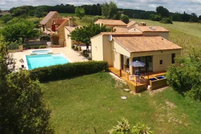 Image de Domaine de l homme: La Maison Neuve avec piscine