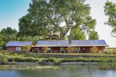 \"Domaine viticole enchanteur de style ranch de la Bianchi Winery\"