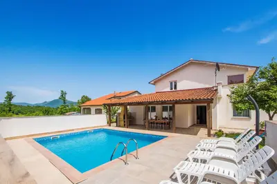 Villa entièrement clôturée avec piscine privée