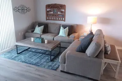 Image de Magnifiquement redécoré condo de 2 chambres dans un quartier calme de la ville