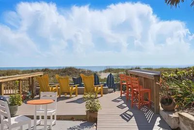 Image de Séduisant 2 salles de bain / 1 bain - Attardez-vous sur cette terrasse privée surplombant l'Atlantique.