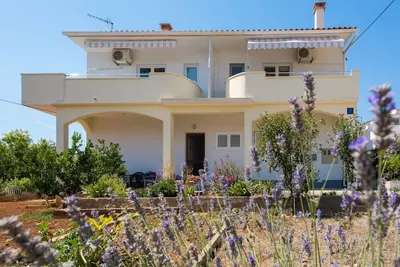 Image de Appartement de deux chambres avec le balcon et la vue sur le mer Petrcane, Zadar (A-17342-a)