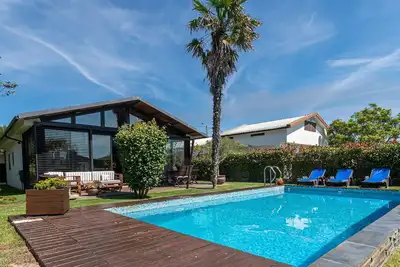 Image de Maison privée avec piscine privée chauffée.