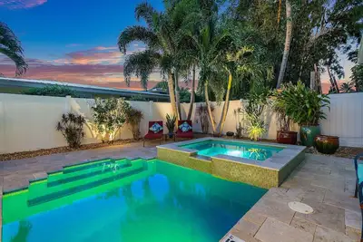 Image de 3br avec piscine d'eau salée chauffée, bain à remous, barbecue, à pied de Atlantic Ave & Beach!
