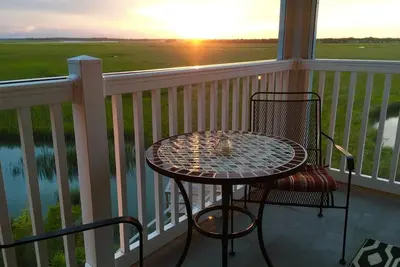 Image de Sunset Retreat ~ 3br / 3ba avec une piscine et vue sur les marais! !