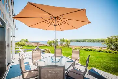 Image de Oceanfront Estate avec plage privée et l'île