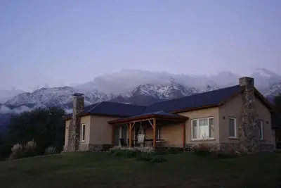 Image de Grande maison de campagne à la montagne