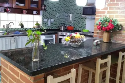 Image de Sobrado Confortable avec beaucoup de vert. Jardin sur place et place devant.