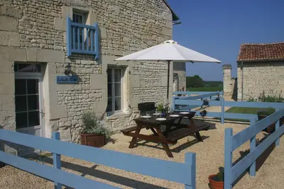Image de Superbe gîte de 3 chambres récemment rénové avec piscine à la frontière Loire \/ Vienne