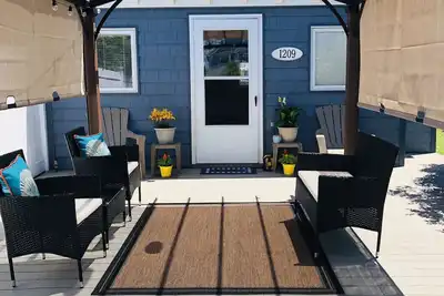 Image de Cour Xl entièrement clôturée pour les familles avec pergola et barPicnicArea et douche extérieure!