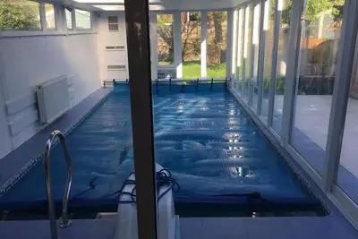 Image de River House avec piscine chauffée, parking et jardin