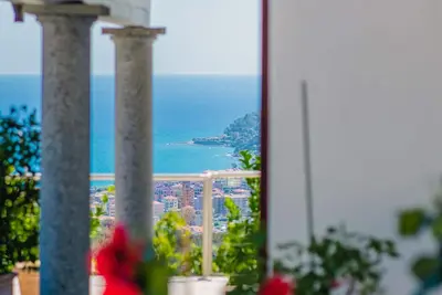 Image de Solution indépendante dans une annexe avec terrasse et vue mer