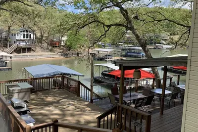 Image de Belle maison au bord du lac dans une crique tranquille près du Strip
