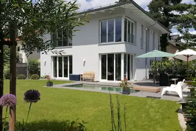 Image de Villa moderne, confortable avec piscine et jardin