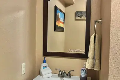 Image de Nouveaux corbeaux au large de la «brise du tremble», à pied de la ville