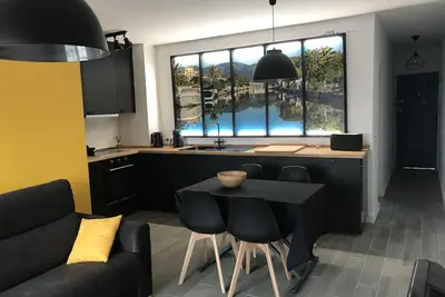 Image de Appartement situé sur canal avec amarre vue montagne