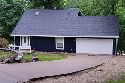 Image de Perfect Family Lakefront Home sur 24mm Loto avec Big Dock privé et cove tranquille.
