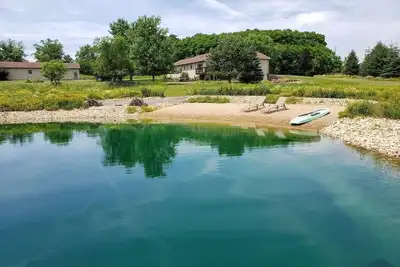 Image de Maison de campagne près du lac vert avec bain à remous, plage, natation