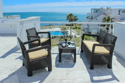 Image de Penthouse Beach Front Apartment avec une vue incroyable, bain Ă remous et barbecue.