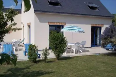 Image de Maison lumineuse avec jardin arboré et clos à 2 km des plages