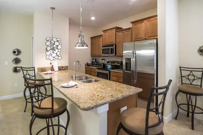 Image de Bonnes affaires modernes - Storey Lake Resort - Belle villa contemporaine avec 5 piscines et 4 bains - 5 Miles To Disney