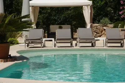Image de Maison de famille merveilleuse avec réchauffée par le soleil de pavage pour bronzer et nager.