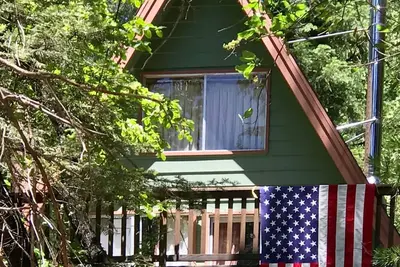 Image de Serene Sierra Cabin dans la grande forêt d'arbres