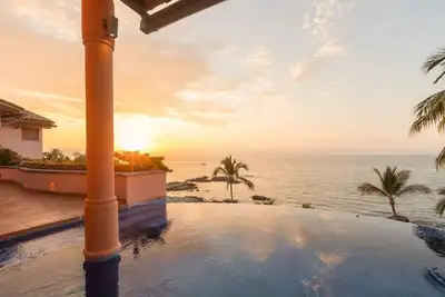 Image de Belle villa en front de mer, profitez des meilleures vues sur la baie et la plage de sable