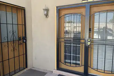 Image de Meilleur emplacement Ă Mesilla - 3 chambres, 3. 5 salles de bain avec grand jacuzzi, cour