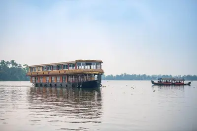 Image de Péniche flottante de luxe à deux niveaux