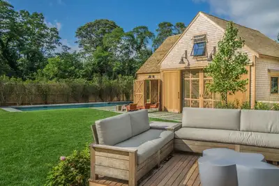 Image de En vedette à Boston Globe- Cap entièrement rénové avec piscine et poolhouse grange moderne