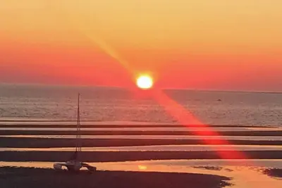 Image de Grande maison personnalisée à Cape Cod Bay - vue à 180 degrés - marches menant à la plage - capacité d'accueil de 8 à 10 personnes