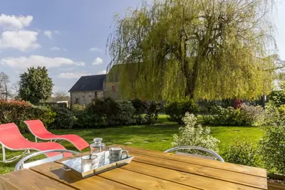 Maison de charme en pleine verdure avec jardin privatif et équipements pour un séjour relaxant