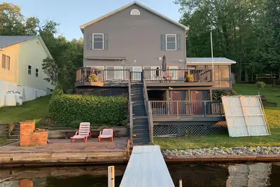 Image de Panther Lake Waterfront House toute l'année avec quai et terrasse, sur l'eau.