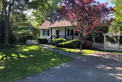Image de Hamptons House - Pour toute la famille, piscine, aire de jeux, proche de tous!