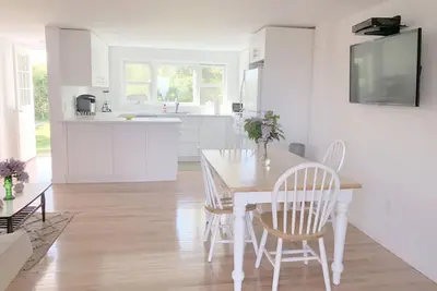 Image de Oceanview rénové 2 chambres 2 salles de bain avec grand espace extérieur