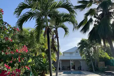 Image de Villa Logan, jardin arboré, plages de sable blanc, piscine privée, confort.